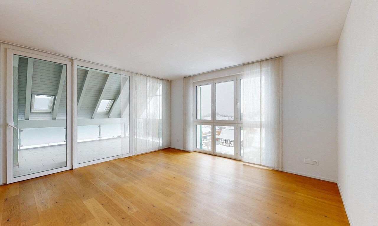 pièce vide avec sol en finition bois, wood finish floor, puits de lumière, lumière naturelle, et natural light