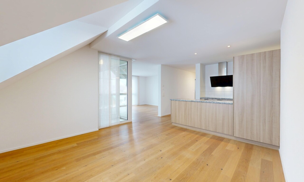 pièce vide avec sol en finition bois, wood finish floor, lumière naturelle, natural light, et inside property