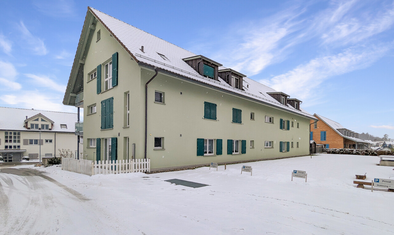 extérieur du bâtiment avec clôture, snow, day time, et from community