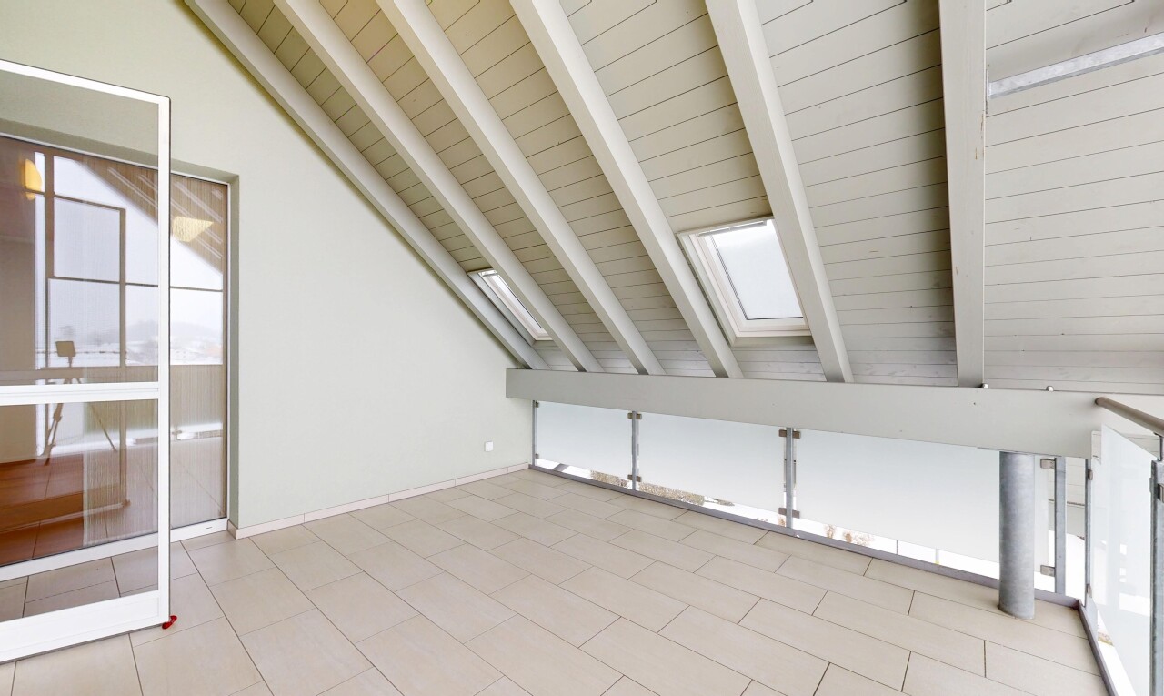 pièce vide avec plafond à poutres, beamed ceiling, plafond voûté, vaulted ceiling, et inside property