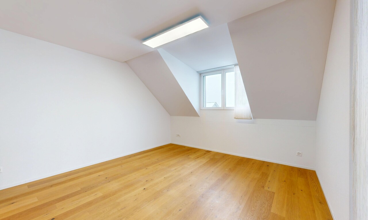 pièce vide avec sol en finition bois, wood finish floor, lumière naturelle, natural light, et cloison sèche