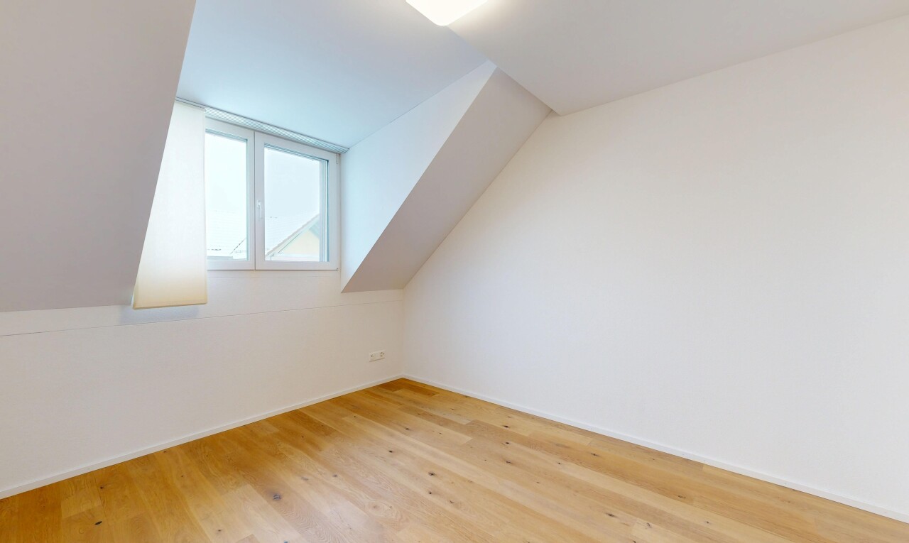 pièce vide avec cloison sèche, drywall, lumière naturelle, natural light, et sol en finition bois
