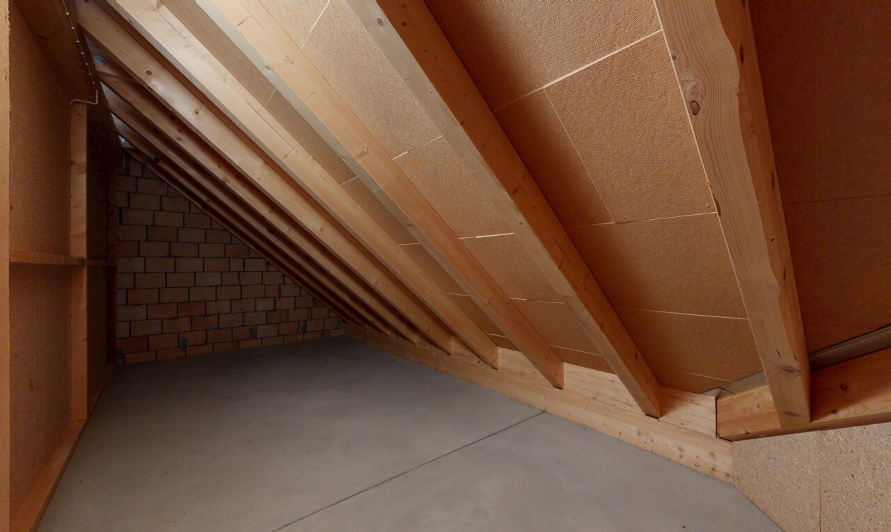 détails avec attic / basement / garage, attic, interior, floor, et sol en béton