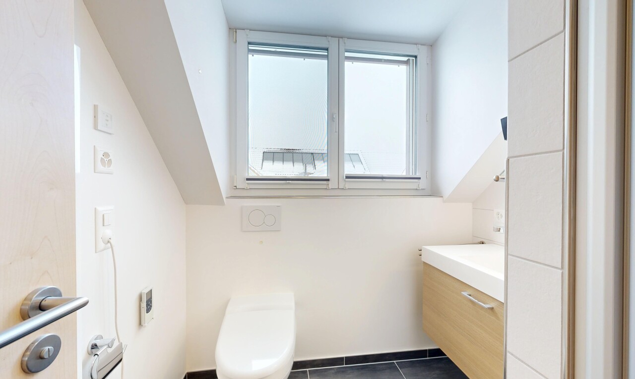 salle de bains avec lumière naturelle, natural light, lavabo (ou coiffeuse selon le contexte), inside property, et cloison sèche