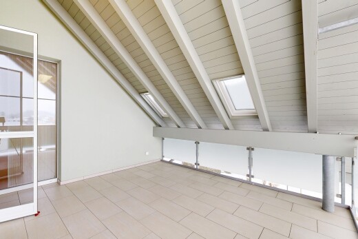 leerer raum mit balkendecke, beamed ceiling, dachschräge, vaulted ceiling, und inside property