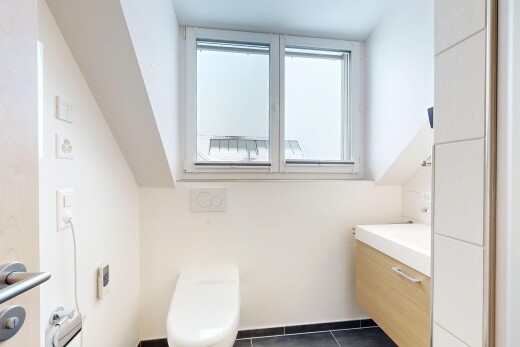 salle de bains avec lumière naturelle, natural light, lavabo (ou coiffeuse selon le contexte), inside property, et cloison sèche