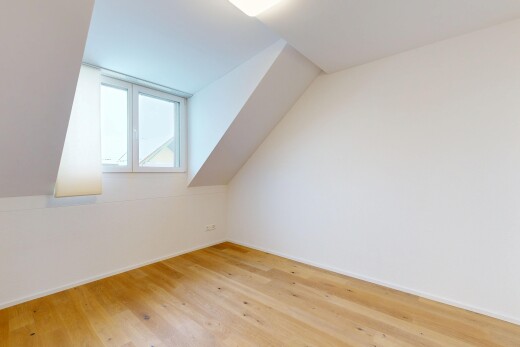 pièce vide avec cloison sèche, drywall, lumière naturelle, natural light, et sol en finition bois