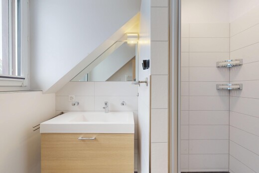 bad mit schminktisch, inside property, spiegel, dusche, und komplettes badezimmer