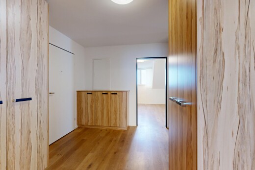 couloir avec sol en finition bois, wood finish floor, inside property, cloison sèche, et drywall