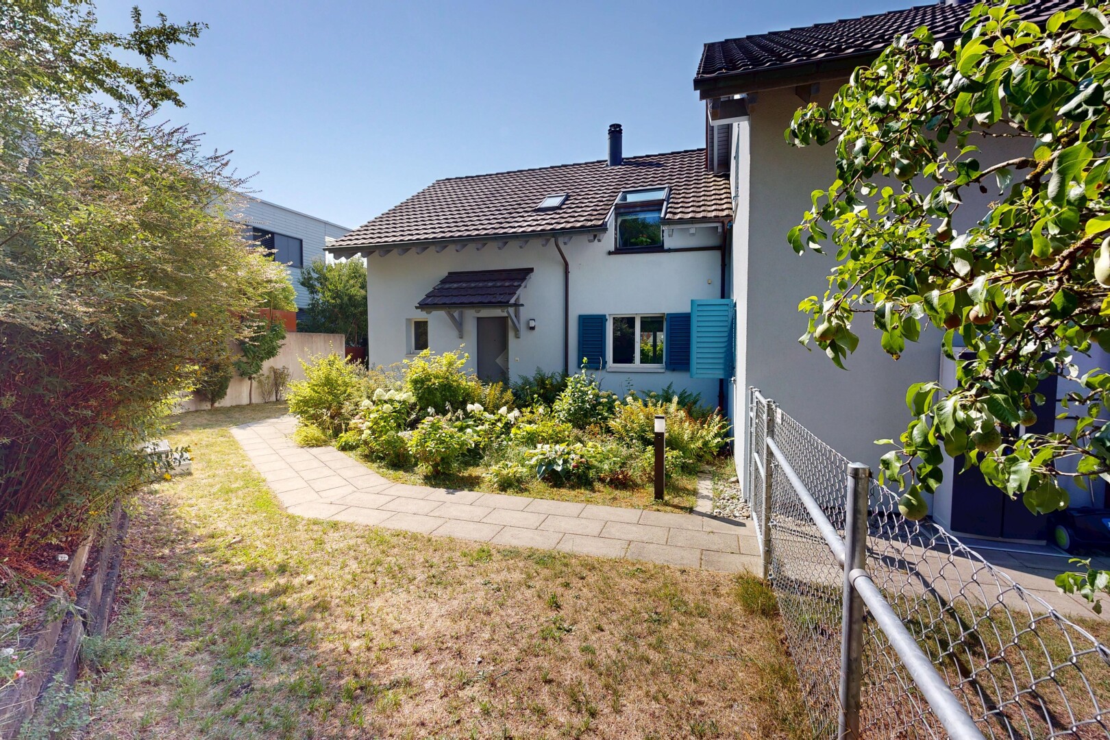 außenansicht mit zaun, property visible, ziegeldach, day time, und stuckverkleidung