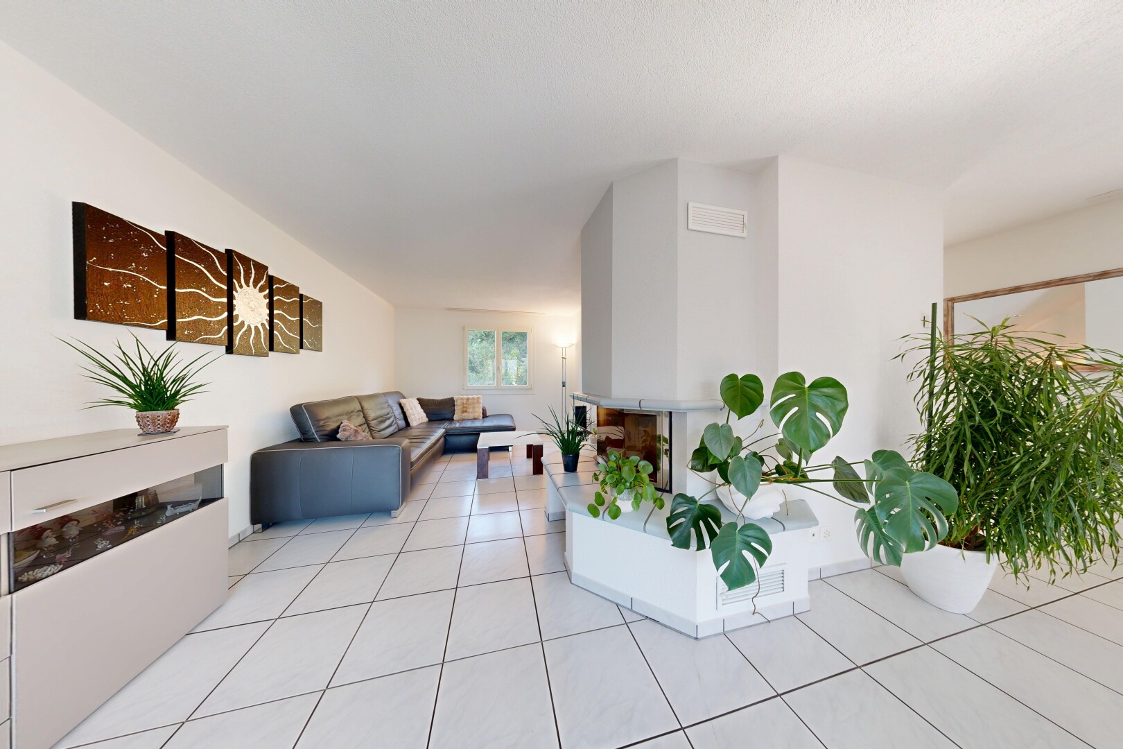 wohnzimmer mit drywall, gipskartonwand, natürliches licht, tile floor, und fliesenboden
