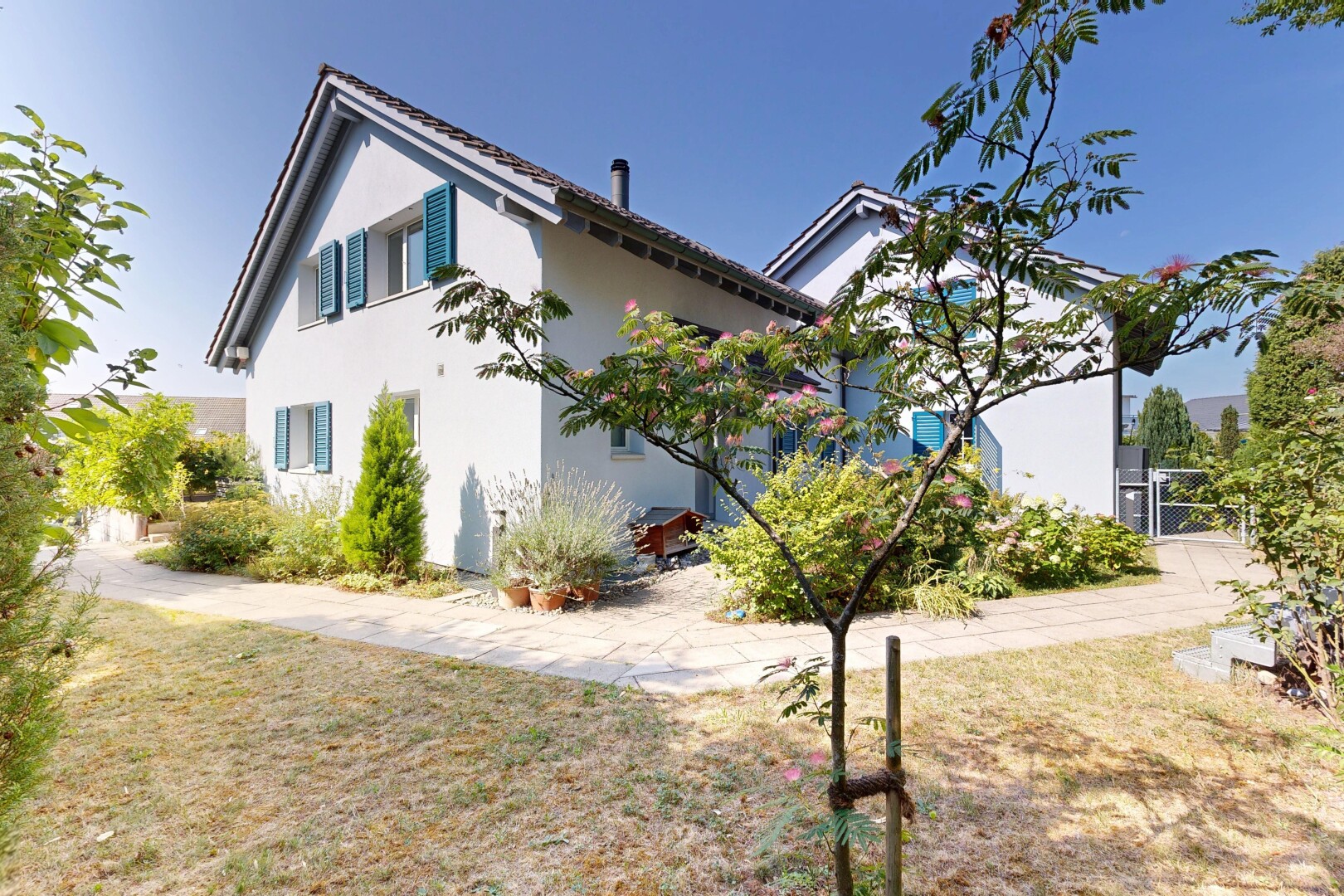 außenansicht mit property visible, stuckverkleidung, und day time