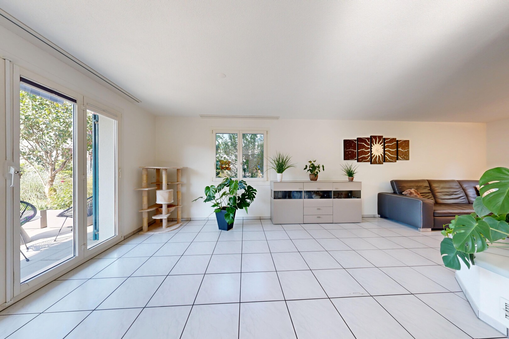 wohnzimmer mit drywall, gipskartonwand, tile floor, fliesenboden, und inside property
