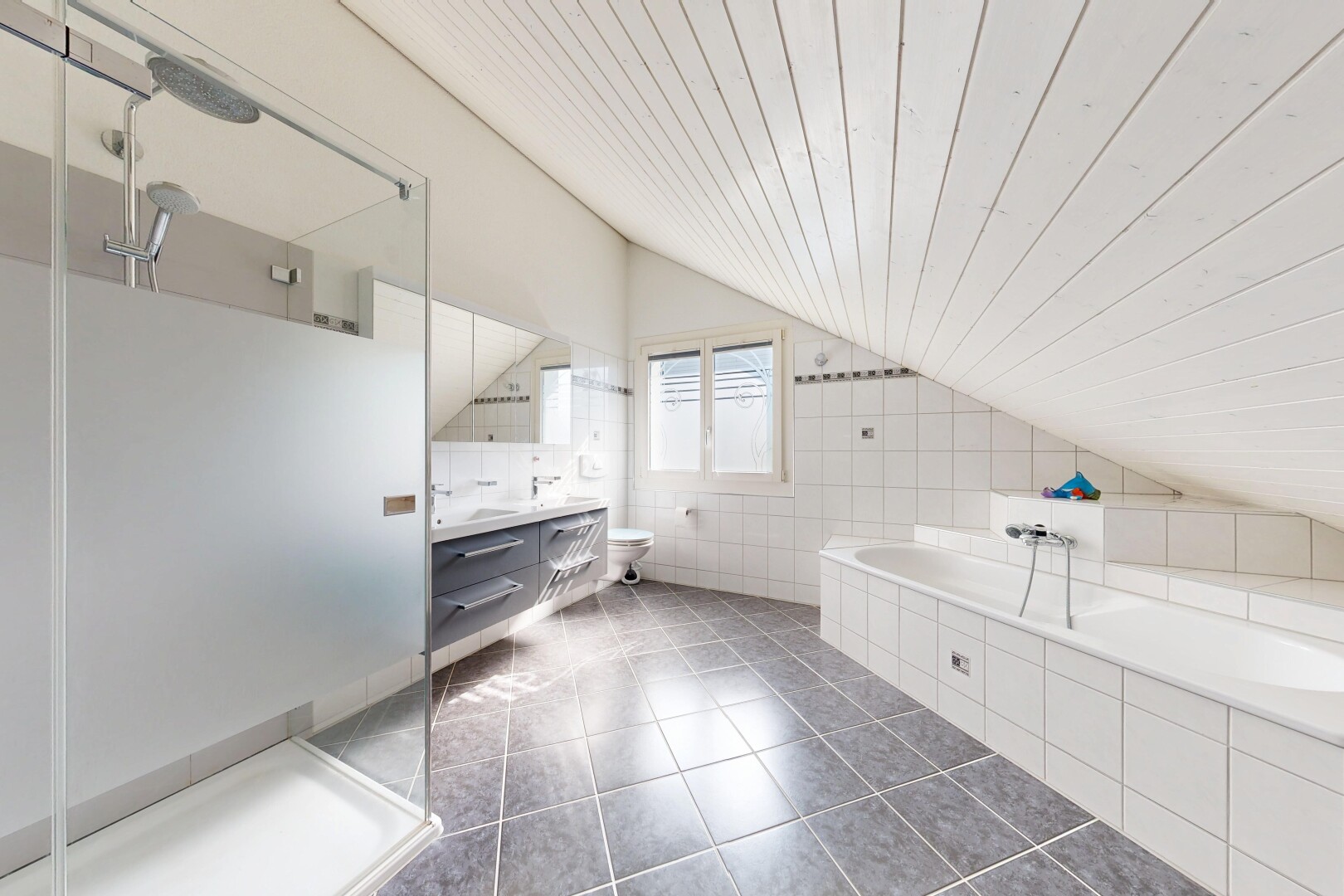 bad mit komplettes badezimmer, fliesenwand, tile wall, bad, und schminktisch