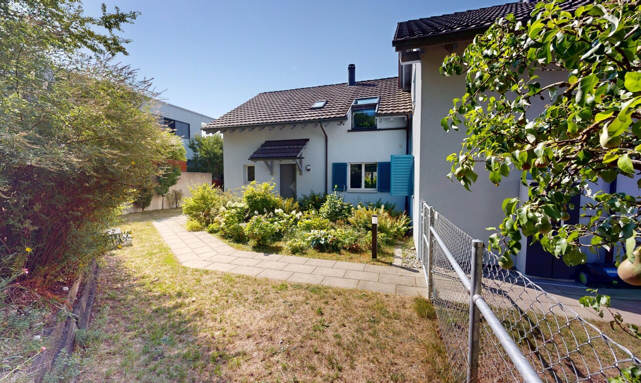 außenansicht mit zaun, property visible, ziegeldach, day time, und stuckverkleidung
