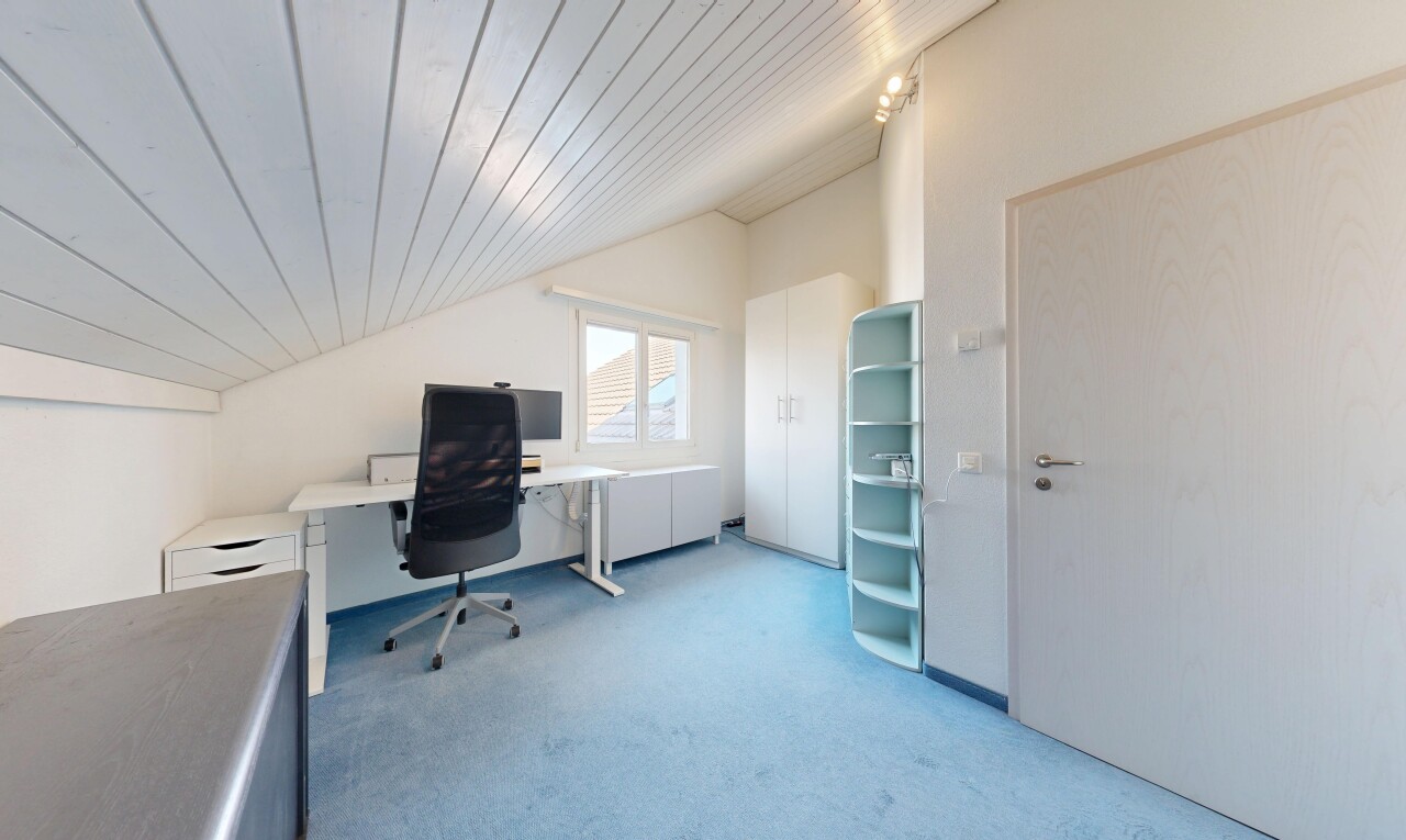 büro mit dachschräge, vaulted ceiling, teppich, carpet, und gipskartonwand