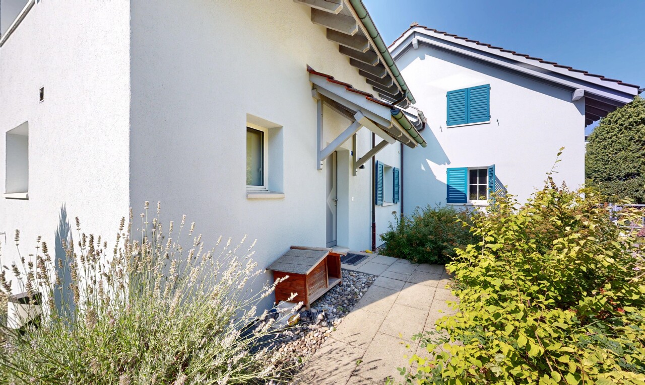 außenansicht mit property visible, stuckverkleidung, und day time