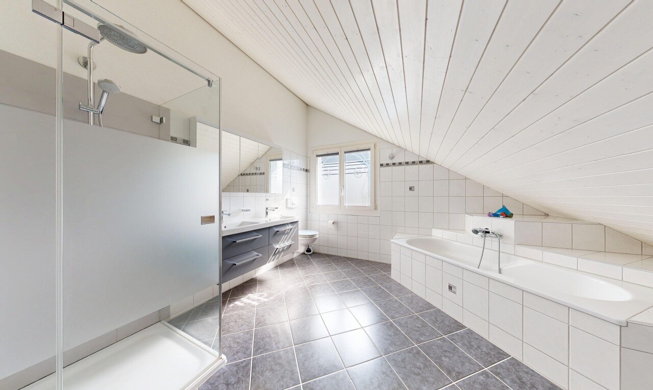 bad mit komplettes badezimmer, fliesenwand, tile wall, bad, und schminktisch