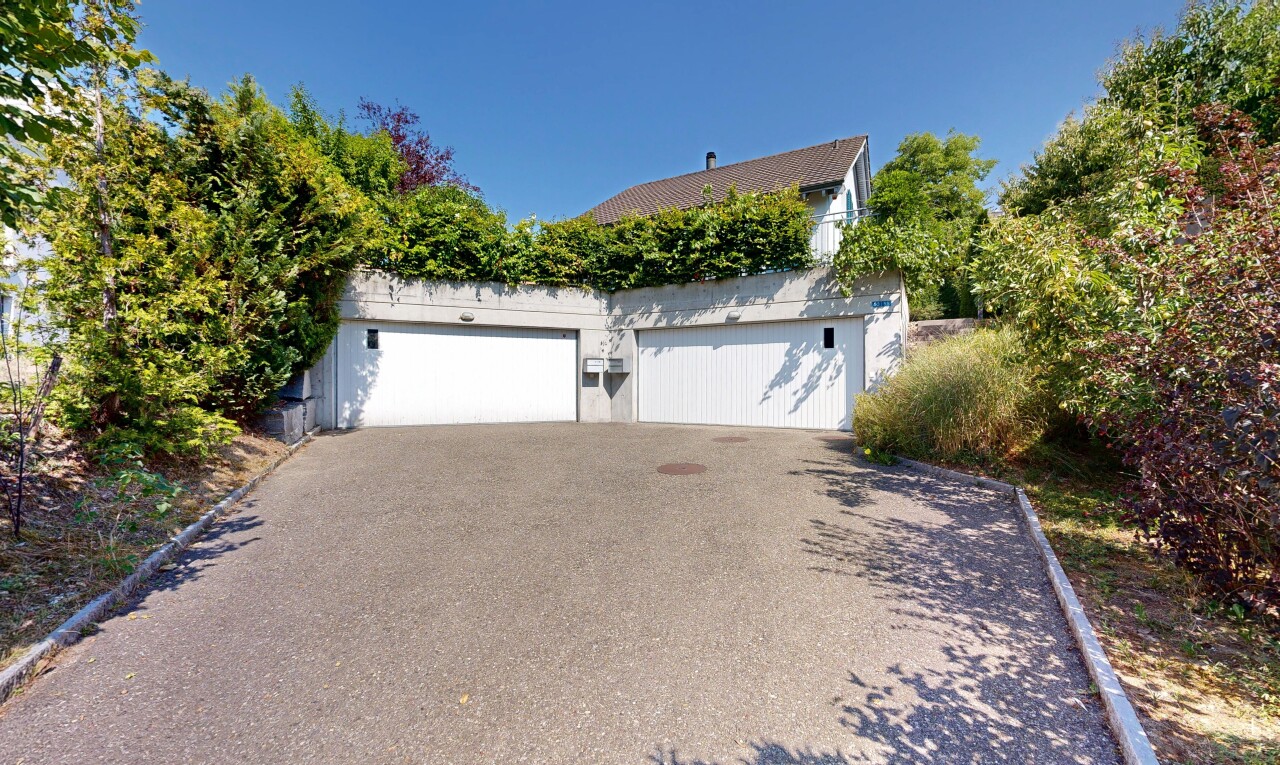 außenansicht mit garage, auffahrt, property visible, und day time