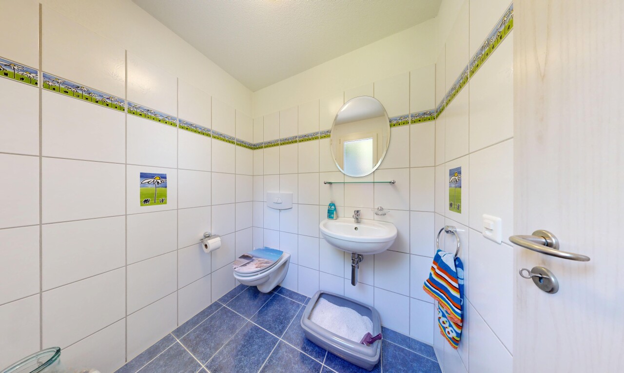bad mit fliesenwand, tile wall, fliesenboden, tile floor, und spiegel
