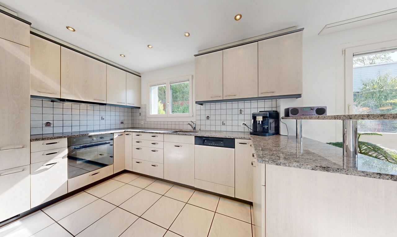 küche mit küchenrückwand beim herd, küchenrückwand beim Herd, light floor, ofen, und stone countertops