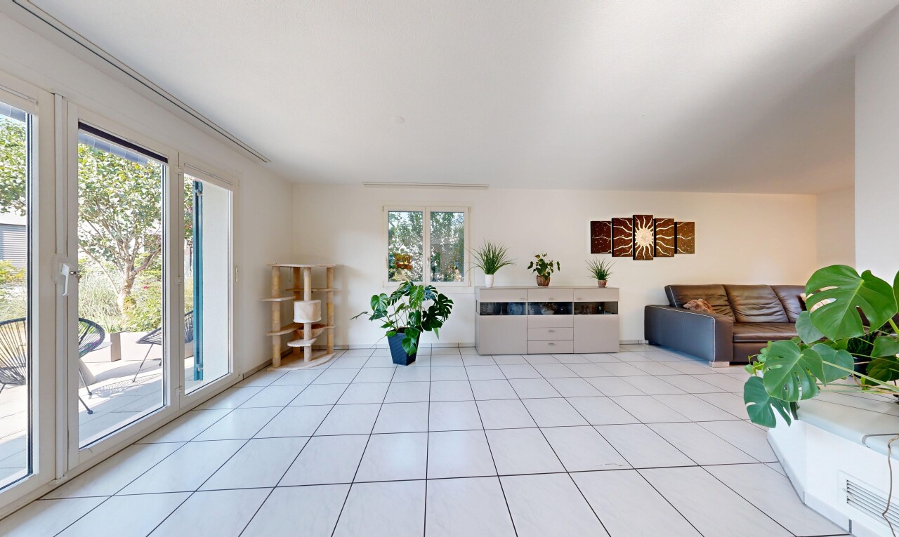 wohnzimmer mit drywall, gipskartonwand, tile floor, fliesenboden, und inside property