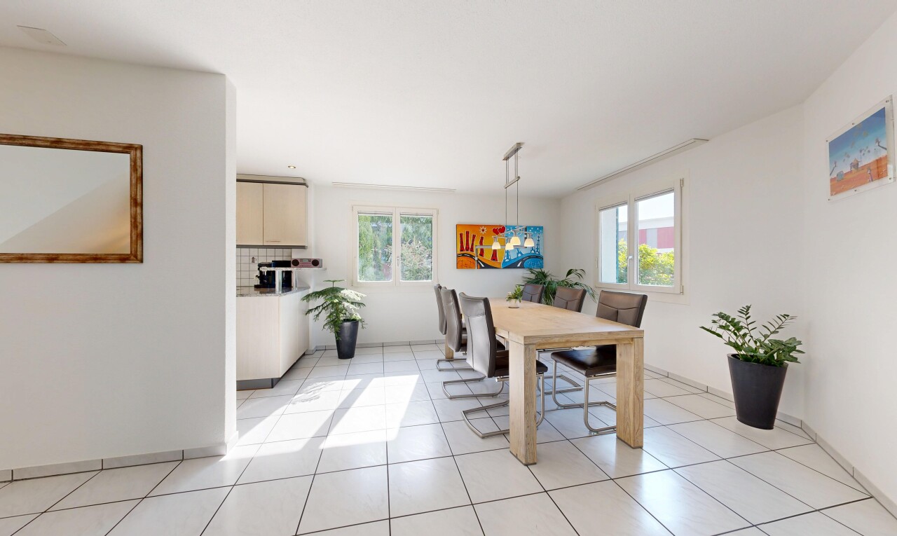 esszimmer mit light floor, natürliches licht, gipskartonwand, drywall, und küchenrückwand beim Herd