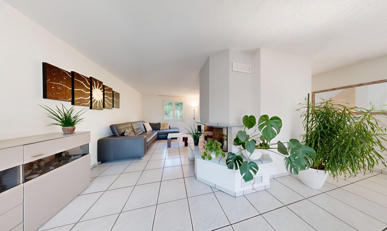 wohnzimmer mit drywall, gipskartonwand, natürliches licht, tile floor, und fliesenboden