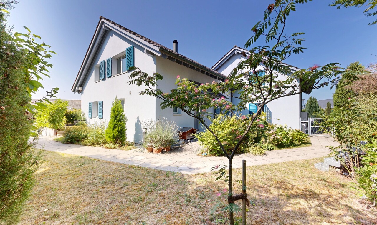 außenansicht mit property visible, stuckverkleidung, und day time