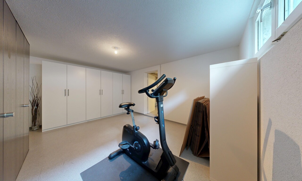 fitnessstudio mit inside property, spritzputz decke, textured ceiling, und kleiderschrank