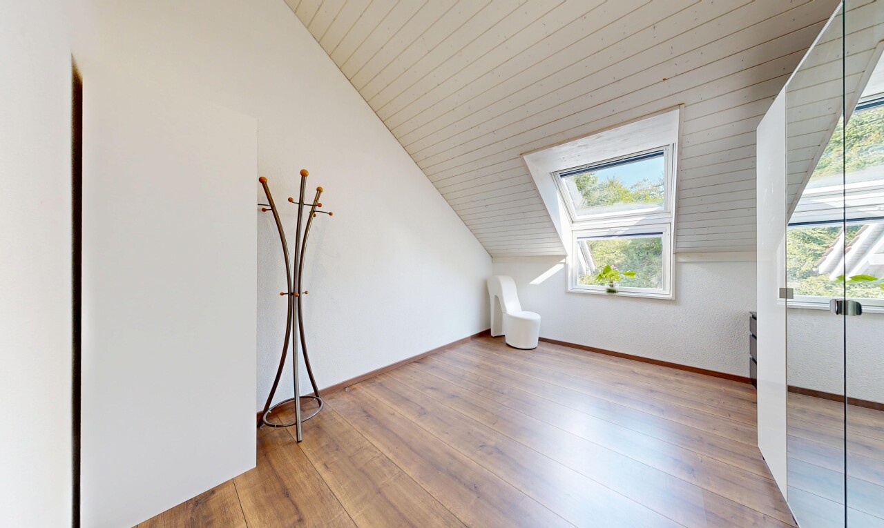 leerer raum mit vaulted ceiling, dachschräge, zusätzliches zimmer, natürliches licht, und wood ceiling
