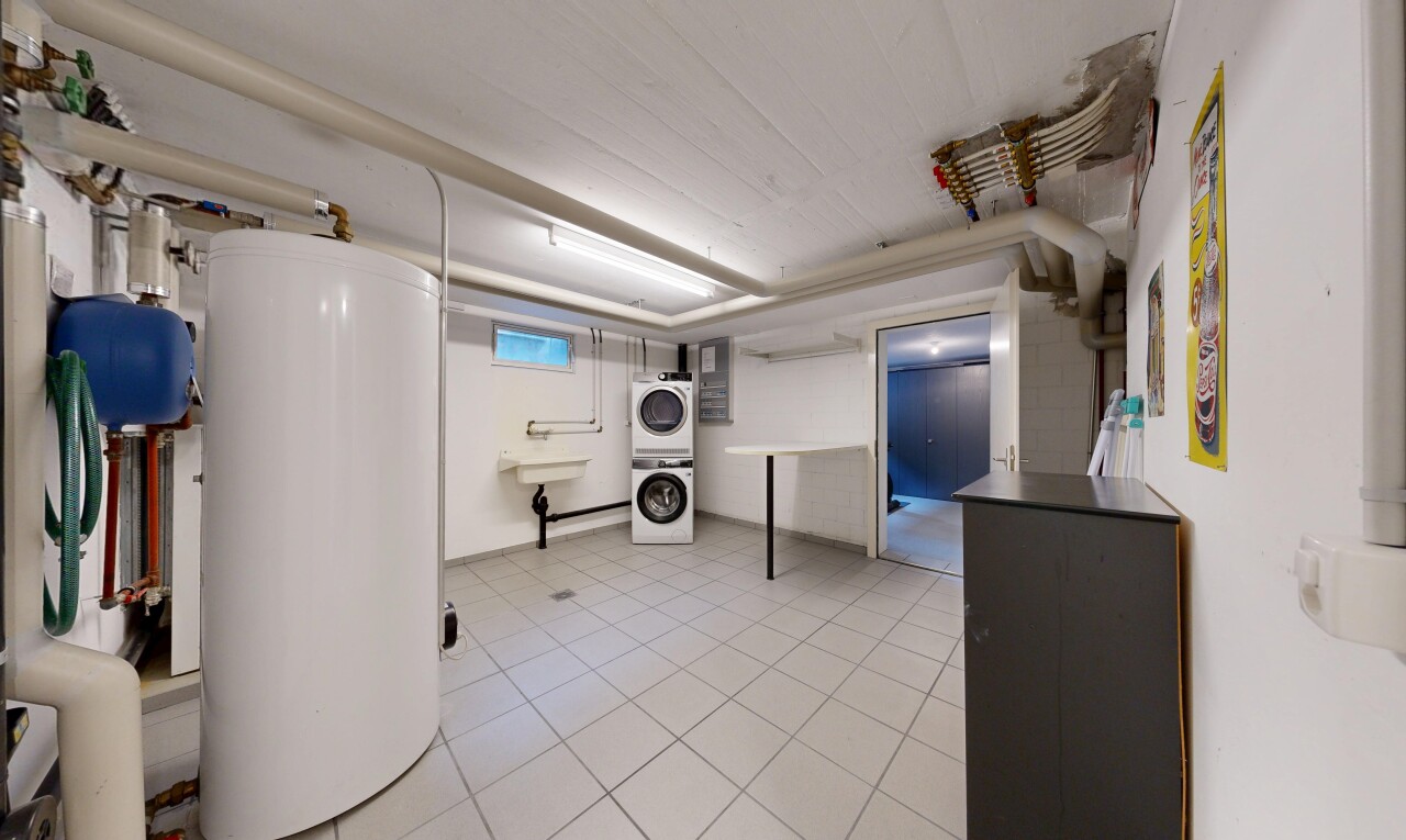 wäschekammer mit wasserkocher, keller, waschturm, inside property, und natürliches licht