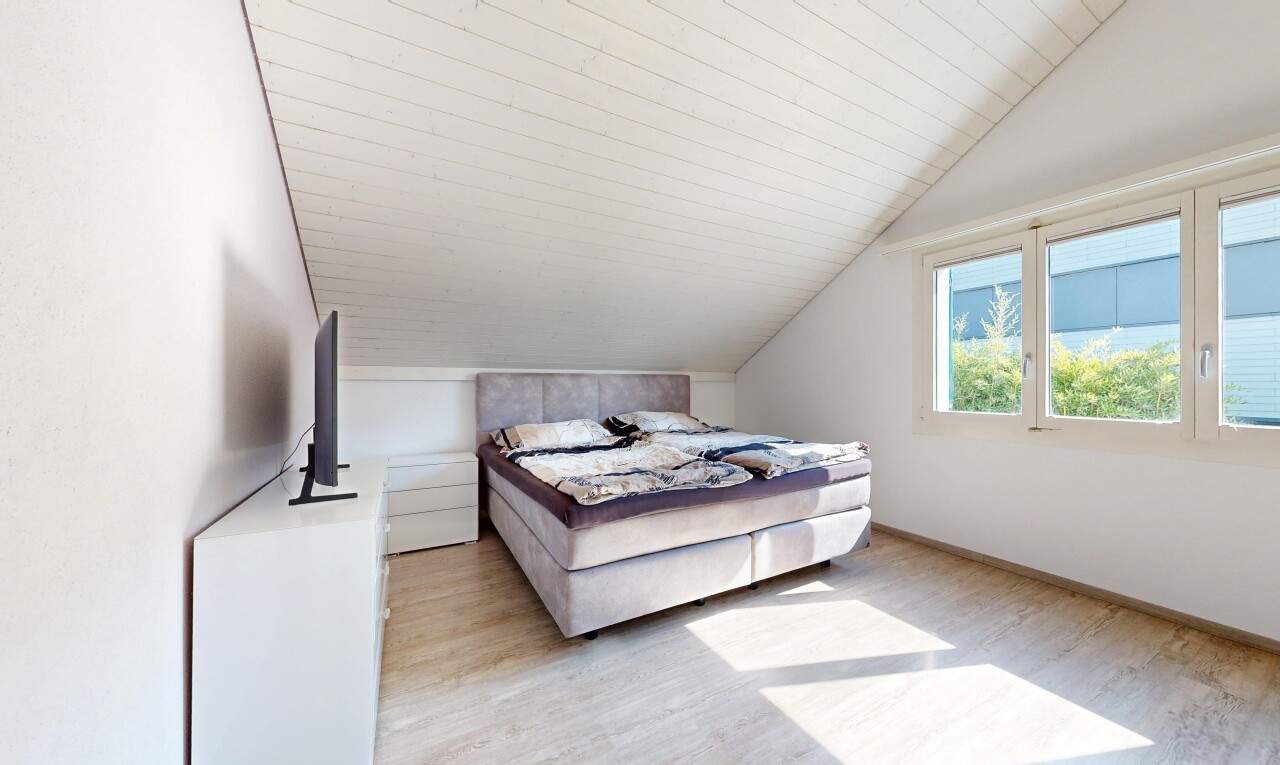 zimmer / schlafzimmer mit dachschräge, vaulted ceiling, zusätzliches zimmer, gipskartonwand, und drywall