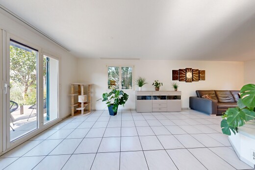 wohnzimmer mit drywall, gipskartonwand, tile floor, fliesenboden, und inside property