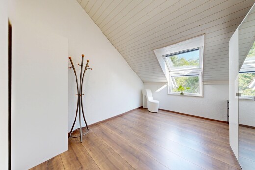 leerer raum mit vaulted ceiling, dachschräge, zusätzliches zimmer, natürliches licht, und wood ceiling