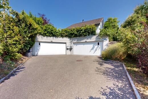 außenansicht mit garage, auffahrt, property visible, und day time