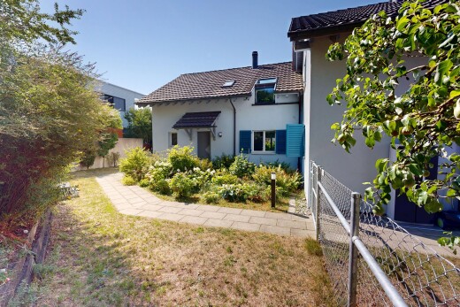 außenansicht mit zaun, property visible, ziegeldach, day time, und stuckverkleidung