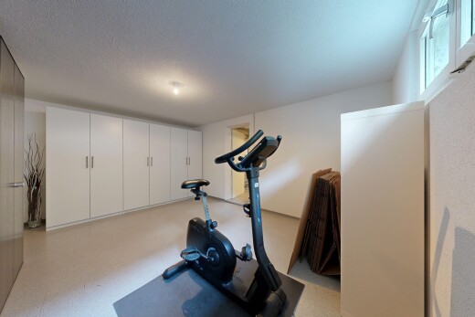 fitnessstudio mit inside property, spritzputz decke, textured ceiling, und kleiderschrank