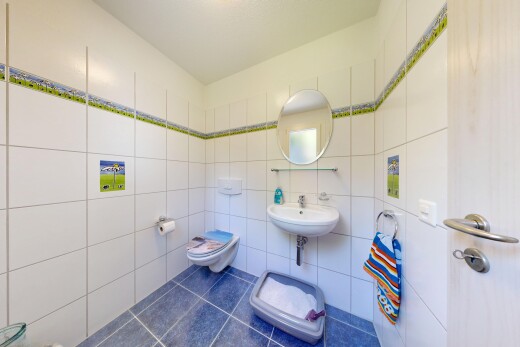 bad mit fliesenwand, tile wall, fliesenboden, tile floor, und spiegel