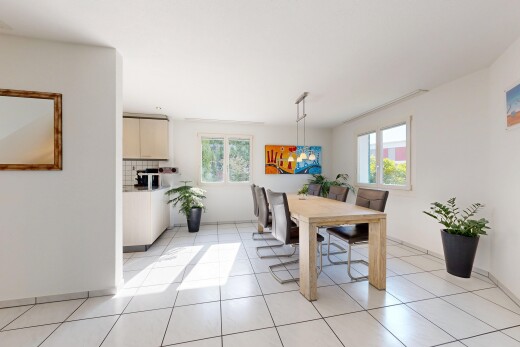 esszimmer mit light floor, natürliches licht, gipskartonwand, drywall, und küchenrückwand beim Herd