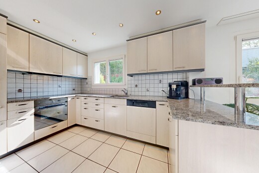 küche mit küchenrückwand beim herd, küchenrückwand beim Herd, light floor, ofen, und stone countertops