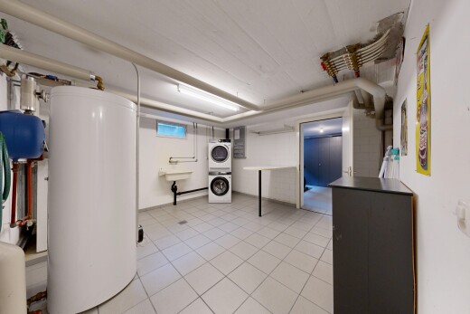 wäschekammer mit wasserkocher, keller, waschturm, inside property, und natürliches licht
