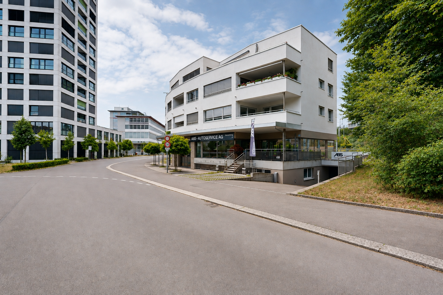 view of apartment building / complex featuring street lighting and curbs