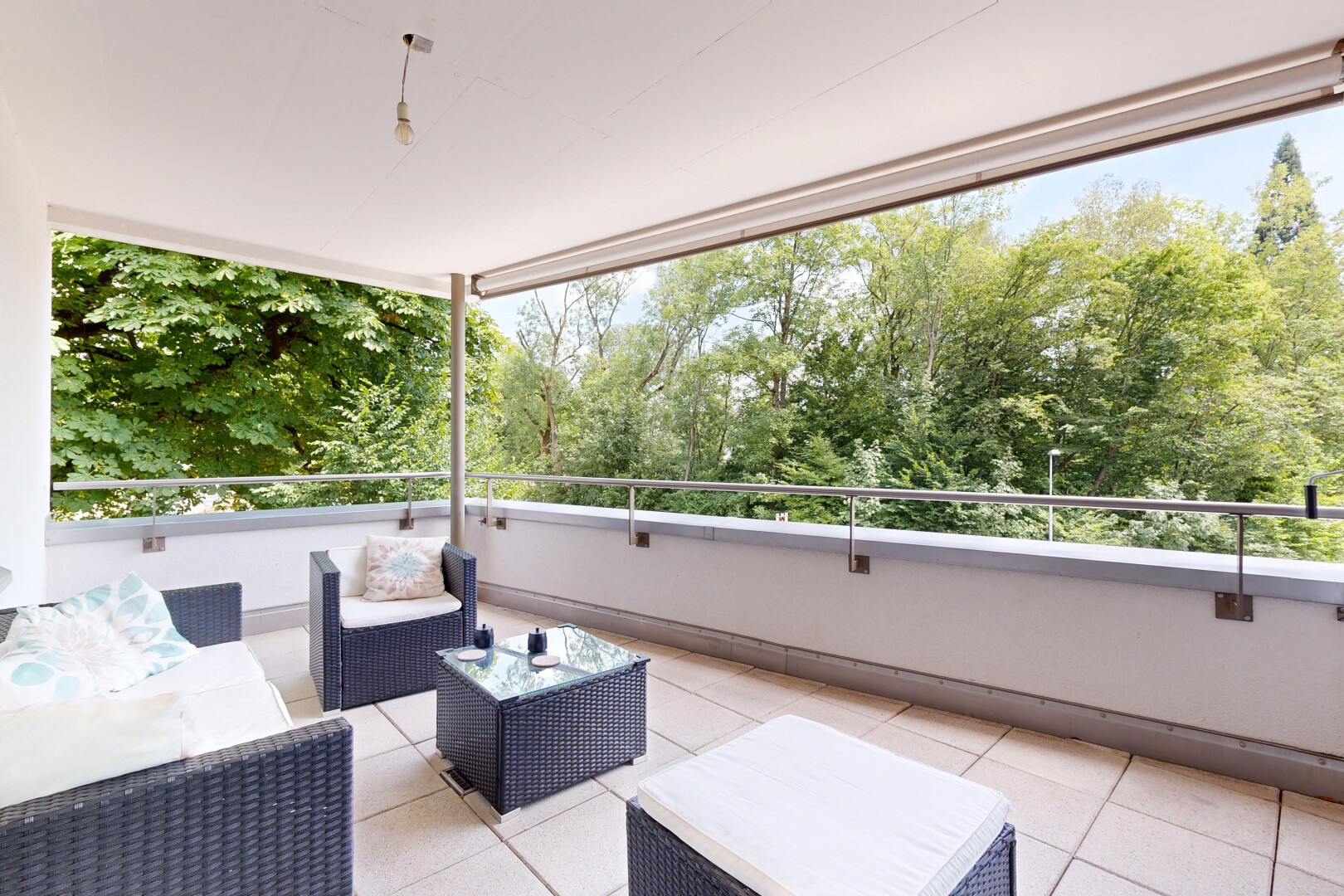 terrasse avec espace de vie extérieur, terrasse, day time, vue sur les bois, et woods view