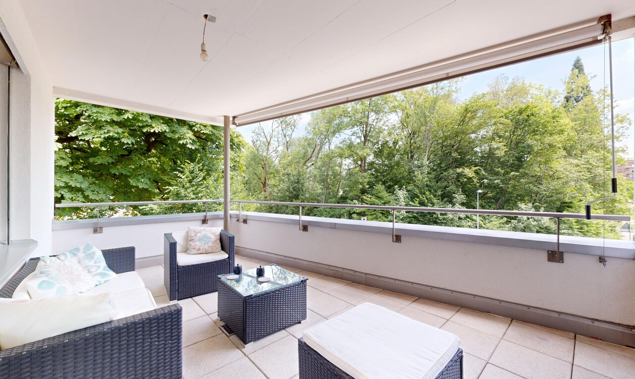 terrasse avec espace de vie extérieur, terrasse, day time, vue sur les bois, et woods view