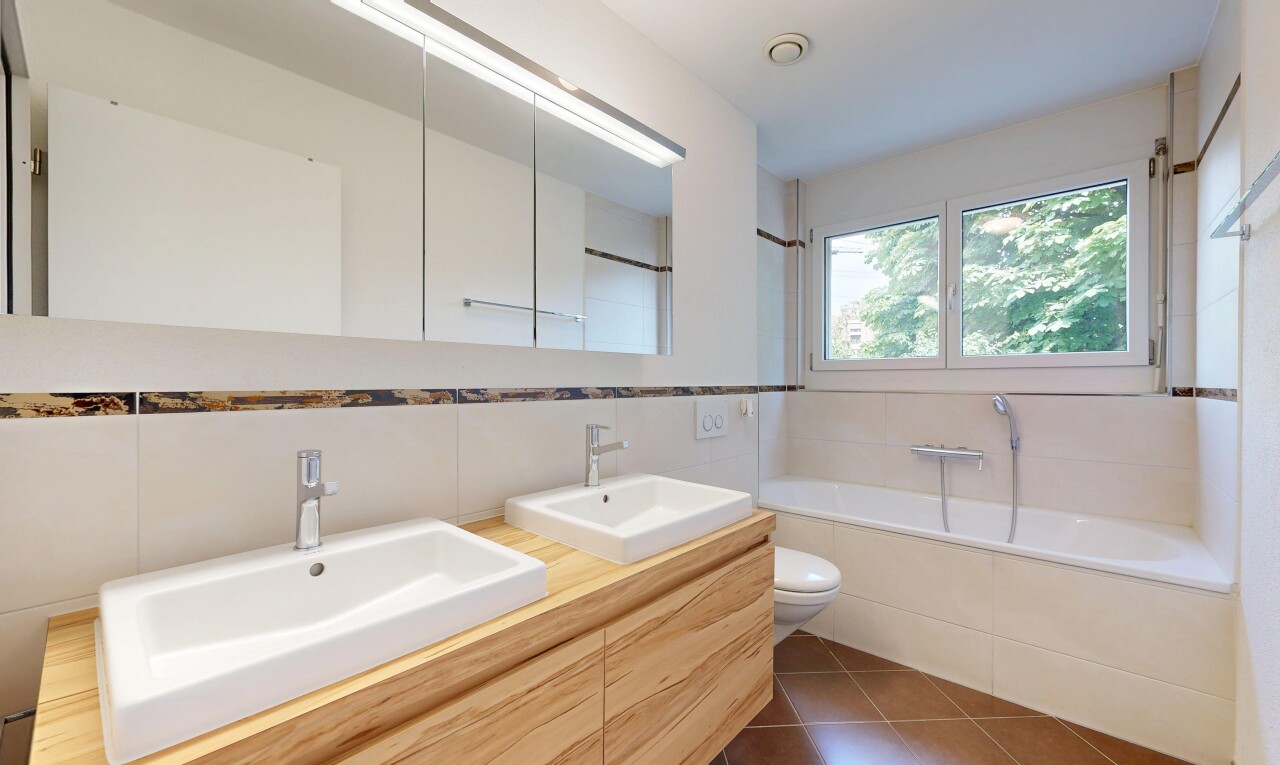 salle de bains avec double vasque, salle de bain complète, évier, inside property, et mur en carrelage