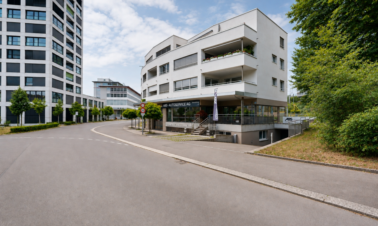view of apartment building / complex featuring street lighting and curbs