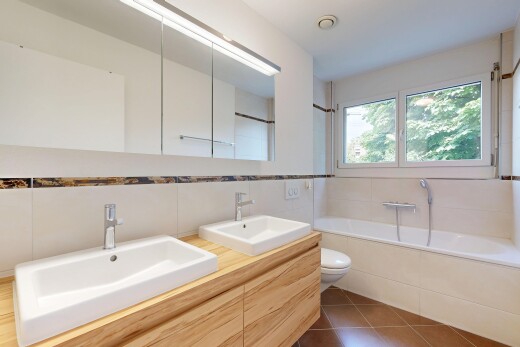 salle de bains avec double vasque, salle de bain complète, évier, inside property, et mur en carrelage