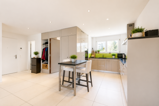 cuisine avec plans de travail, dark countertops, cloison sèche, drywall, et light floor