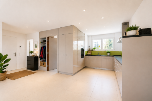 cuisine avec light floor, éclairage encastré, dark countertops, plans de travail, et drywall
